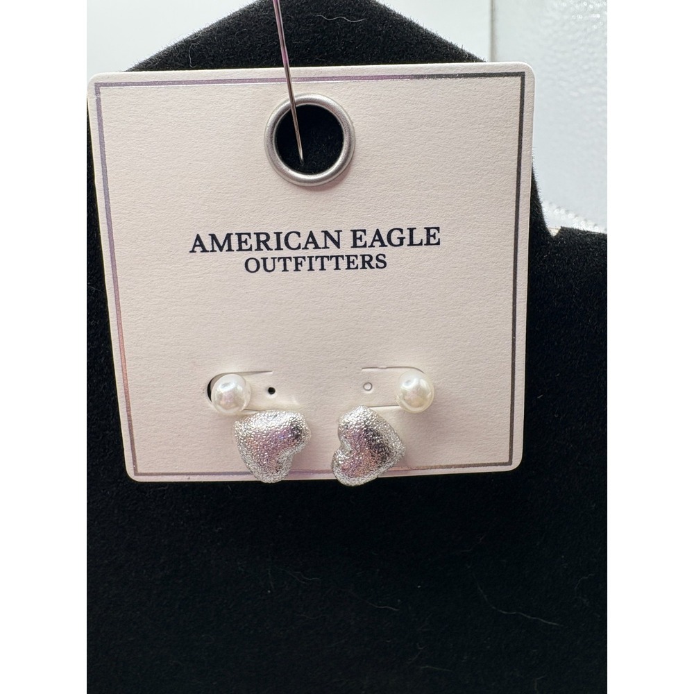 American Eagle Outfitters Pair of 2 Stud Earrings (Pearl and Heart)